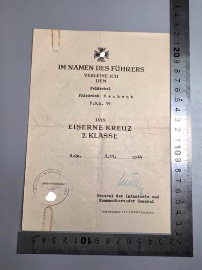 小驴勋章奖章收藏11月8日周六晚6点拍卖（珍爱和平，收藏战争，铭记历史，勿忘国耻，忠党爱国。有偿代拍，送拍规则在简介最后，参拍须阅读规则后再参拍，关系到运费包装发货时效真假辨别等关键信息，拍卖时不再发原图，看大图店主微信码在最后拍品里） - 44年第19高炮旅上士弗里德里希EKII证书，将官签发