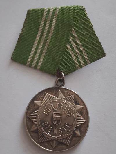 荷兰第128期勋赏拍卖 - 民主德国银级内务部忠诚服役奖章 极早期无国徽版本