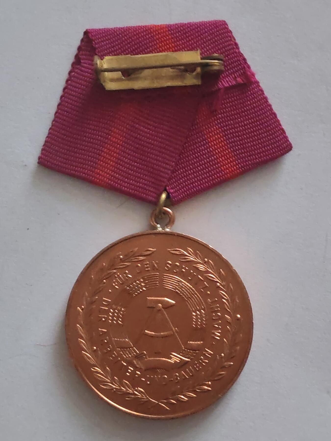 荷兰第128期勋赏拍卖 民主德国铜级民防忠诚服务奖章