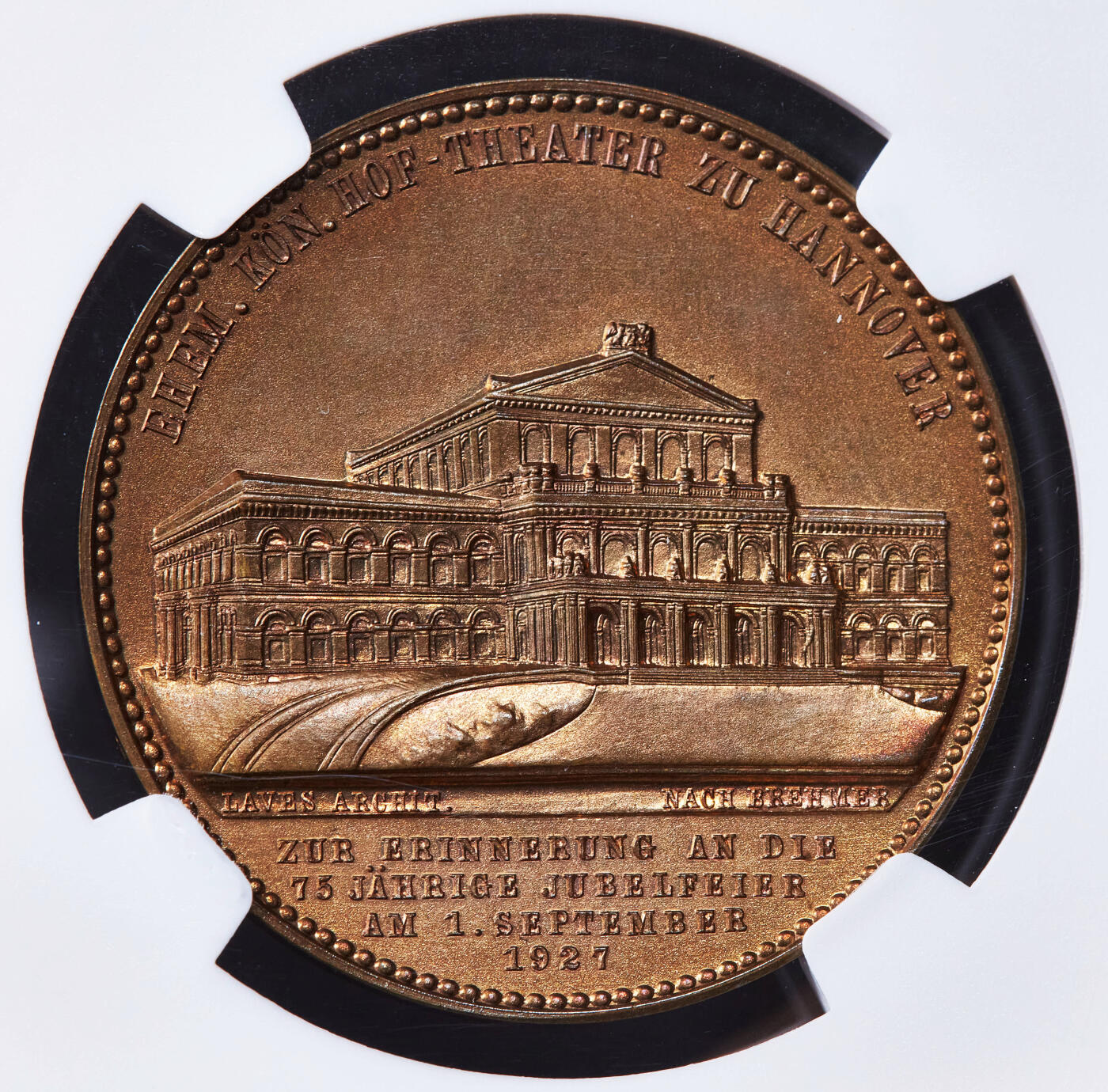【俄甄集藏】2025年(044)11-12星期三晚 19:30 全场包邮 德国魏玛1927年原汉诺威国王恩斯特·奥古斯特头像纪念汉诺威皇家剧院建成75周年铜章，NGC MS64，原铜光，顶级状态，少见品种