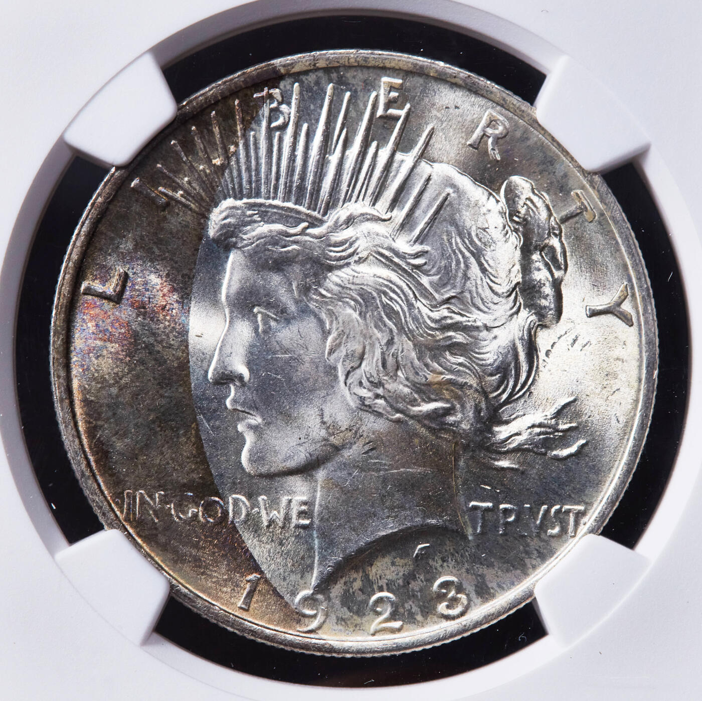 【俄甄集藏】2025年(044)11-12星期三晚 19:30 全场包邮 美国1923年和平1美元大银币，NGC MS63，月牙酱彩环彩，转光品相，十分稀有的包浆状态