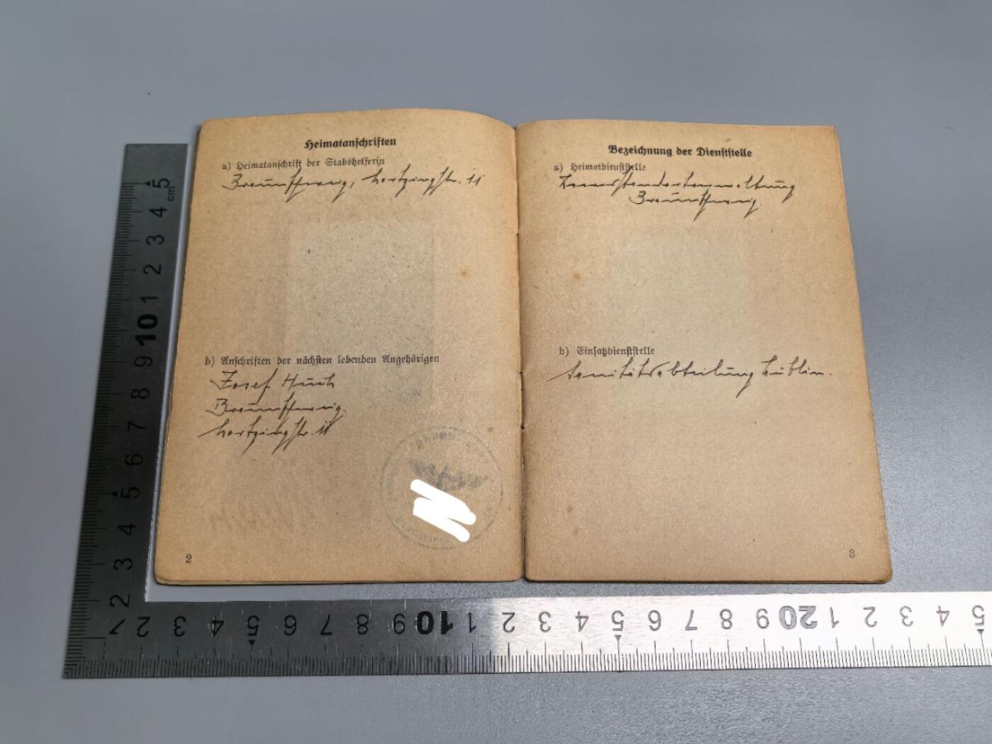 小驴勋章奖章收藏11月8日周六晚6点拍卖（珍爱和平，收藏战争，铭记历史，勿忘国耻，忠党爱国。有偿代拍，送拍规则在简介最后，参拍须阅读规则后再参拍，关系到运费包装发货时效真假辨别等关键信息，拍卖时不再发原图，看大图店主微信码在最后拍品里） 德国陆军女性文职人员的证件，属于乌尔苏拉·胡赫（Ursula Huch），记录了她在波兰卢布林的卫生部门服役的经历，包含战时休假证明、工作身份证、休假申请、陆军女文职人员入伍簿