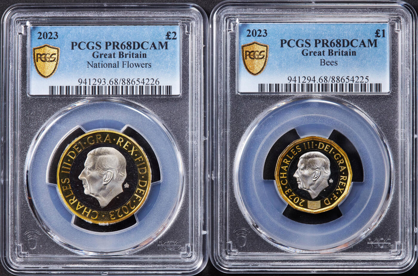 【俄甄集藏】2025年(044)11-12星期三晚 19:30 全场包邮 英国2023年查尔斯三世蜜蜂1镑、国花2镑（英格兰玫瑰/苏格兰蓟/威尔士水仙花/北爱尔兰三叶草）精制双色纪念银币2枚套，PCGS PR68DC，设计精美绝伦，1镑重10.47克，2镑重12克，92.5%银，发行量均为3000枚