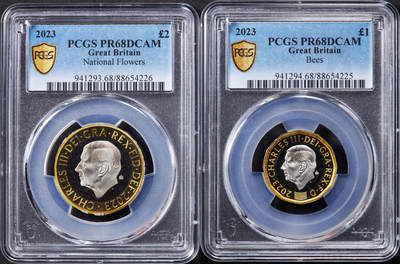 【俄甄集藏】2025年(044)11-12星期三晚 19:30 全场包邮 - 英国2023年查尔斯三世蜜蜂1镑、国花2镑（英格兰玫瑰/苏格兰蓟/威尔士水仙花/北爱尔兰三叶草）精制双色纪念币2枚套，铜镍合金，PCGS PR68DC，设计精美绝伦，1镑重8.75克，2镑重12克，发行量均为2023枚