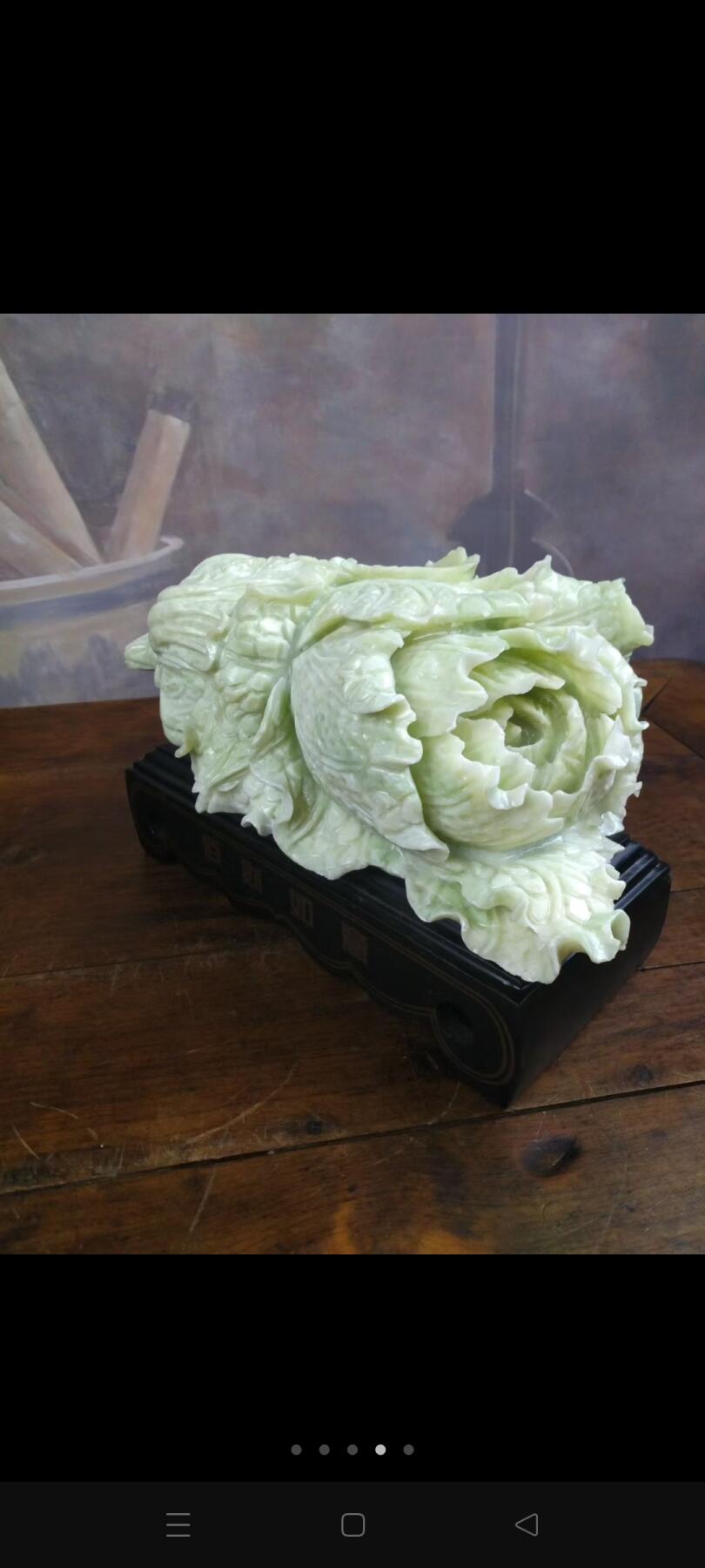 　　秀玉白菜，寓意还与白菜的颜色和外形有关，使用纯白的和田玉料雕刻而成的白菜，有着洁身自好，洁白无瑕的寓意。白绿相间的翡翠白菜，则表示收藏者两袖清风、做人清白、高风亮节，升官发财。叶子层层包裹，寓意财源滚滚、多多发财、包你发财。