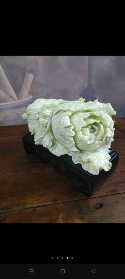 　　秀玉白菜，寓意还与白菜的颜色和外形有关，使用纯白的和田玉料雕刻而成的白菜，有着洁身自好，洁白无瑕的寓意。白绿相间的翡翠白菜，则表示收藏者两袖清风、做人清白、高风亮节，升官发财。叶子层层包裹，寓意财源滚滚、多多发财、包你发财。 - 　　秀玉白菜，寓意还与白菜的颜色和外形有关，使用纯白的和田玉料雕刻而成的白菜，有着洁身自好，洁白无瑕的寓意。白绿相间的翡翠白菜，则表示收藏者两袖清风、做人清白、高风亮节，升官发财。叶子层层包裹，寓意财源滚滚、多多发财、包你发财。