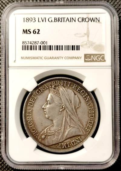 甄臻铺-世界币章拍卖（第38期）立冬小精品场，送拍享返佣金等优惠多多 - NGC-MS62 1893奶奶英国维多利亚女王披纱马剑克朗，欧洲老酱彩，高点很好基本看不出磨损，比一些63高点还好