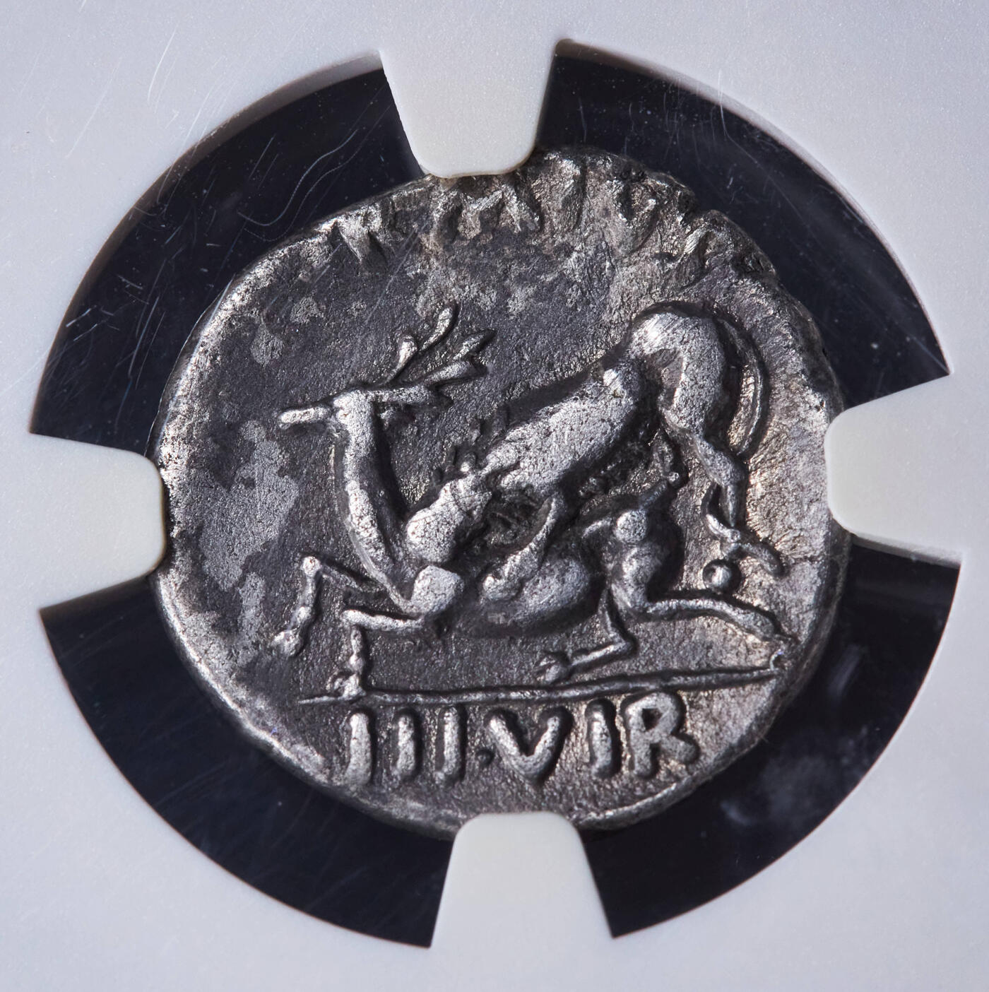 【俄甄集藏】2025年(044)11-12星期三晚 19:30 全场包邮 古罗马帝国公元前18年盖维斯·屋大维·奥古斯都1狄纳里狮子捕鹿银币，NGC ChF，制币官M.Durmius发行，正面奥古斯都无冠冕面右像。，币文“凯撒·奥古斯都”；背面狮子扑咬向左奔跑的雄鹿，币文为三位制币官名，稀有品种，直径18mm