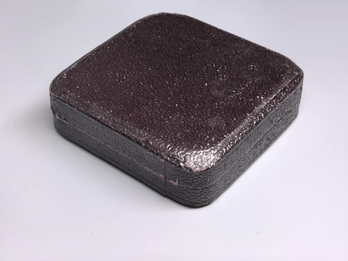 小驴勋章奖章收藏11月8日周六晚6点拍卖（珍爱和平，收藏战争，铭记历史，勿忘国耻，忠党爱国。有偿代拍，送拍规则在简介最后，参拍须阅读规则后再参拍，关系到运费包装发货时效真假辨别等关键信息，拍卖时不再发原图，看大图店主微信码在最后拍品里） 德国一战一级铁十字勋章带原盒，背打FR厂标，铁质核心，框根据经验极大概率是银质