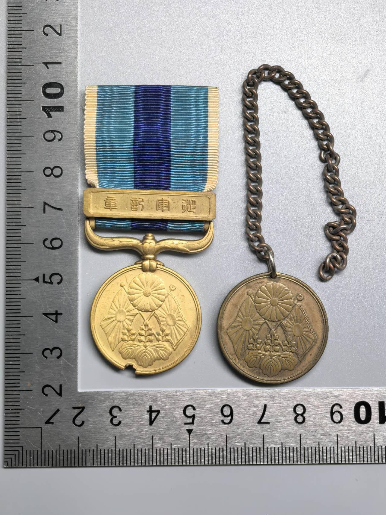 小驴勋章奖章收藏11月8日周六晚6点拍卖（珍爱和平，收藏战争，铭记历史，勿忘国耻，忠党爱国。有偿代拍，送拍规则在简介最后，参拍须阅读规则后再参拍，关系到运费包装发货时效真假辨别等关键信息，拍卖时不再发原图，看大图店主微信码在最后拍品里） 明治卅七八年从军记章一对（日俄战争）