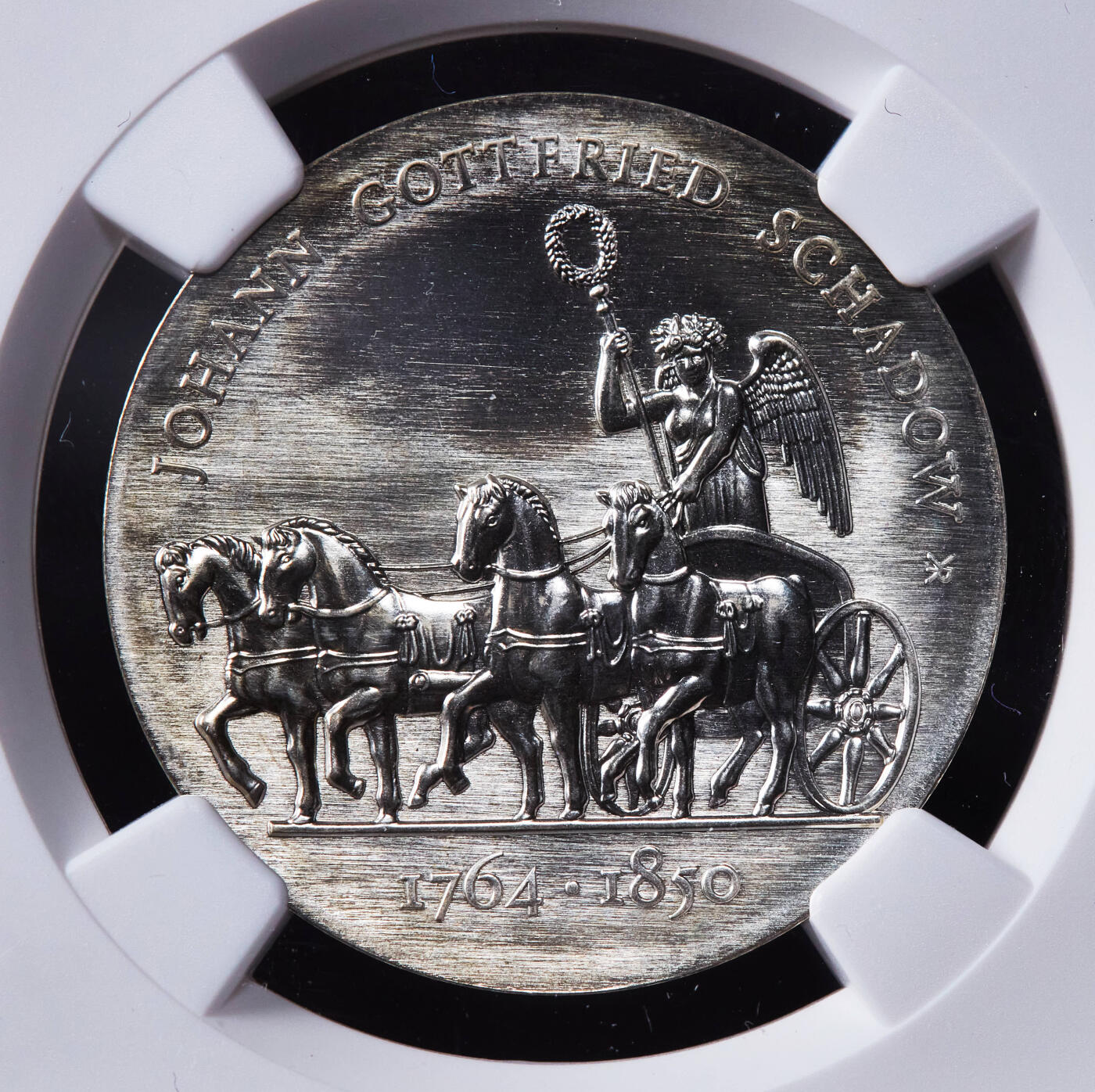 【俄甄集藏】2025年(044)11-12星期三晚 19:30 全场包邮 民主德国（东德）1989年A版纪念艺术雕塑家约翰·哥特弗里德·沙都诞辰225周年10马克银币，NGC MS68，冠军，重17克，50%银，发行量51000枚，钱币图案为他的雕塑代表作品柏林登堡门上的战车，少见品种