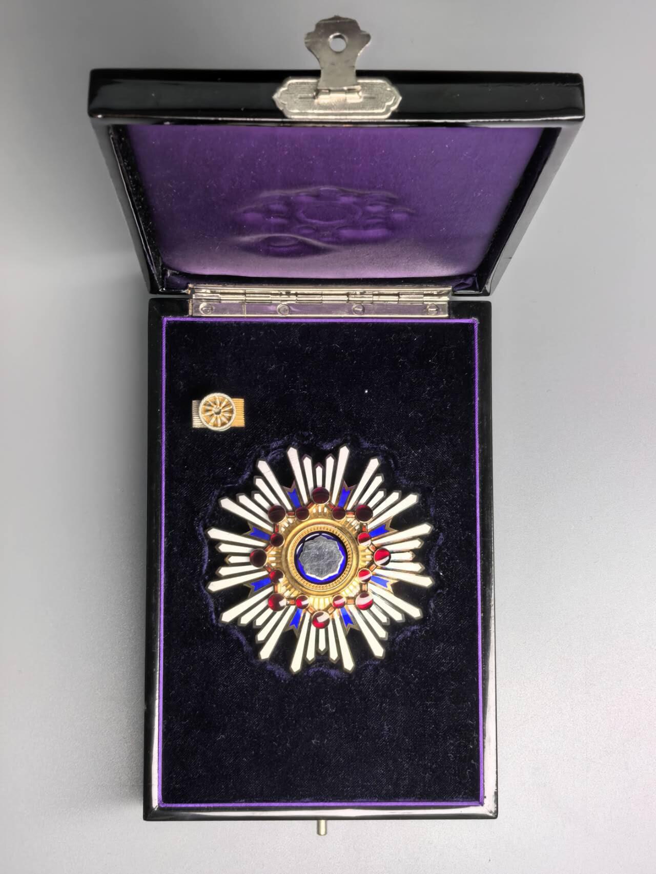 小驴勋章奖章收藏11月8日周六晚6点拍卖（珍爱和平，收藏战争，铭记历史，勿忘国耻，忠党爱国。有偿代拍，送拍规则在简介最后，参拍须阅读规则后再参拍，关系到运费包装发货时效真假辨别等关键信息，拍卖时不再发原图，看大图店主微信码在最后拍品里） 勋二等瑞宝章带盒带略，银质镀金七宝烧