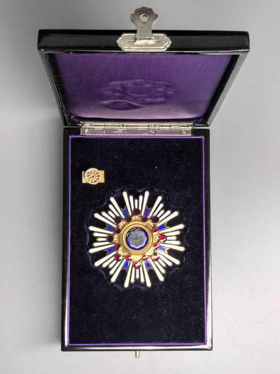 小驴勋章奖章收藏11月8日周六晚6点拍卖（珍爱和平，收藏战争，铭记历史，勿忘国耻，忠党爱国。有偿代拍，送拍规则在简介最后，参拍须阅读规则后再参拍，关系到运费包装发货时效真假辨别等关键信息，拍卖时不再发原图，看大图店主微信码在最后拍品里） - 勋二等瑞宝章带盒带略，银质镀金七宝烧