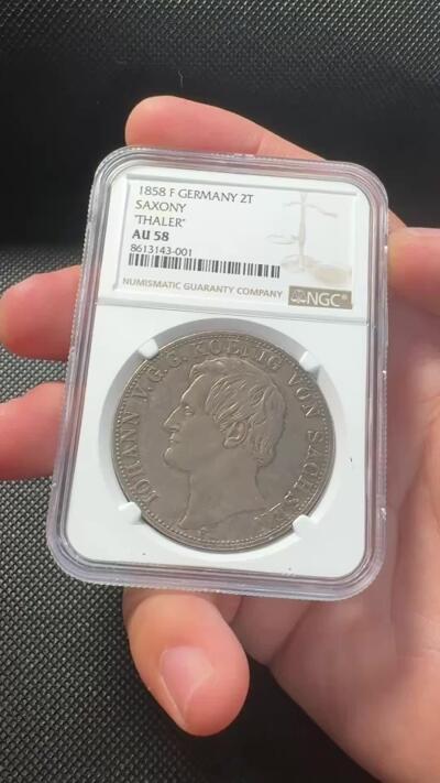 甄臻铺-世界币章拍卖（第38期）立冬小精品场，送拍享返佣金等优惠多多 NGC-AU58 1858年萨克森流通盾徽2泰勒 37克的大银币 欧洲五彩老包浆 背面状态很好 重彩影响了评分 未流通的状态
