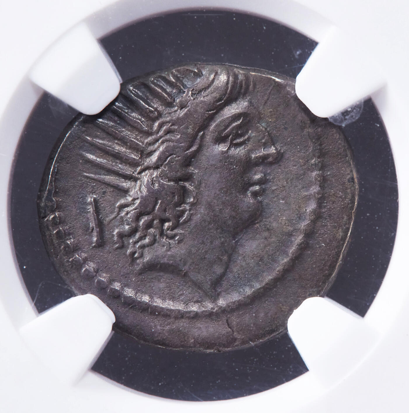 【俄甄集藏】2025年(044)11-12星期三晚 19:30 全场包邮 古罗马共和国公元前42年太阳神索尔与星月1狄纳里银币，NGC VF，罗马造币厂打制，正面戴芒冠的太阳神索尔，后方有一箭筒；背面一轮新月与五颗芒星，下方制币官币文缩写，老藏家收藏匣包浆，少见品种