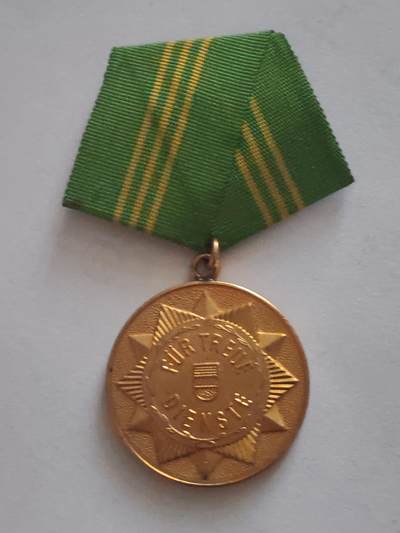 荷兰第128期勋赏拍卖 - 民主德国金级内务部忠诚服役奖章 极早期无国徽版本