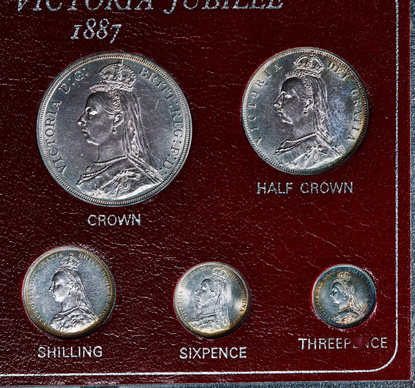 【俄甄集藏】2025年(044)11-12星期三晚 19:30 全场包邮 英国1887年纪念维多利亚登基60周年钻石禧3便士濯足节-1克朗马剑银币7枚一套，盒装，UNC品相，五彩包浆