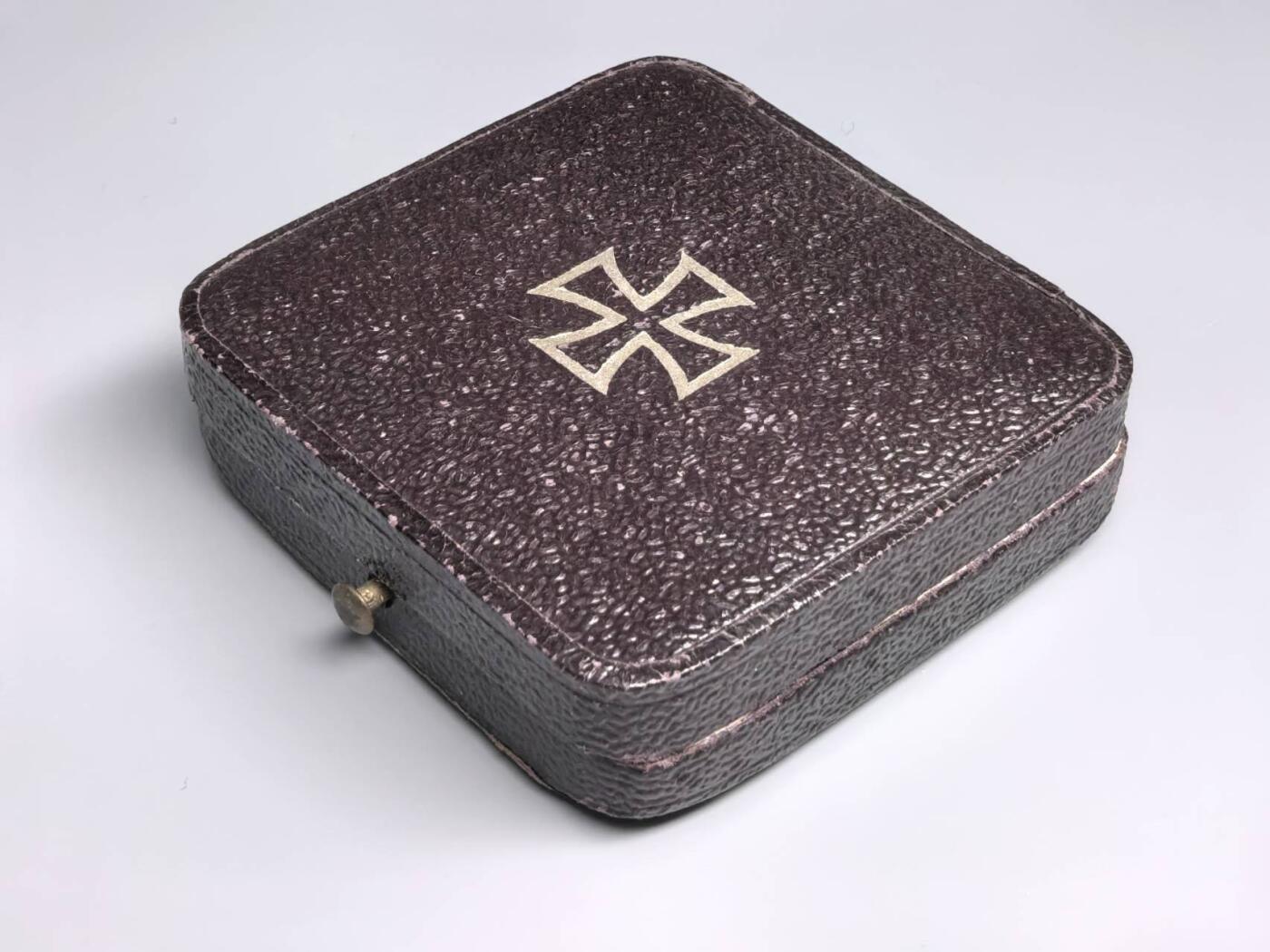 小驴勋章奖章收藏11月8日周六晚6点拍卖（珍爱和平，收藏战争，铭记历史，勿忘国耻，忠党爱国。有偿代拍，送拍规则在简介最后，参拍须阅读规则后再参拍，关系到运费包装发货时效真假辨别等关键信息，拍卖时不再发原图，看大图店主微信码在最后拍品里） 德国一战一级铁十字勋章带原盒，背打FR厂标，铁质核心，框根据经验极大概率是银质