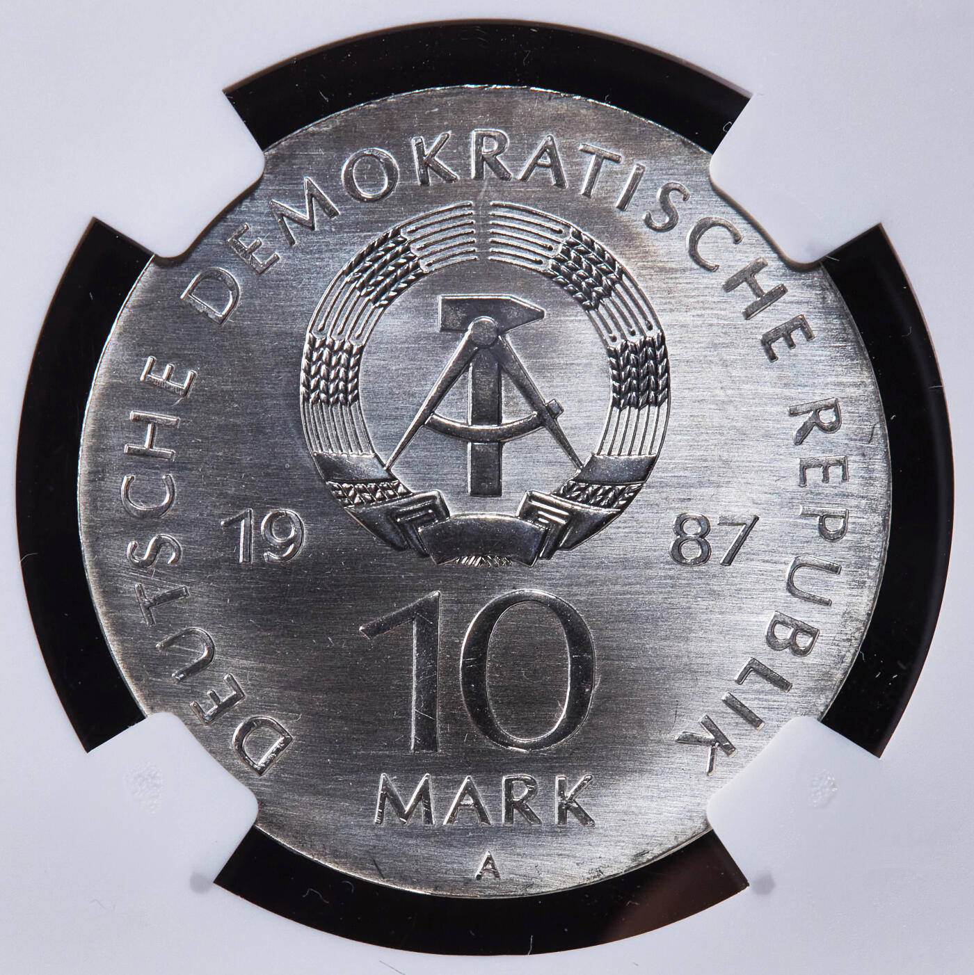 【俄甄集藏】2025年(044)11-12星期三晚 19:30 全场包邮 民主德国（东德）1987年A版纪念柏林大剧院建成750周年10马克银币，NGC MS68，冠军，重17克，50%银，发行量51000枚，少见品种