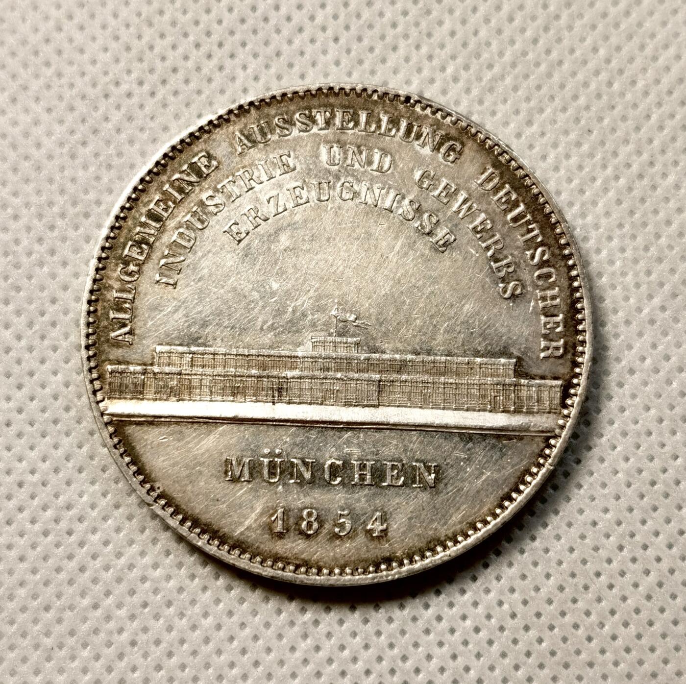 甄臻铺-世界币章拍卖（第38期）立冬小精品场，送拍享返佣金等优惠多多 1854年巴伐利亚马克西米利安二世水晶宫历史2泰勒 相较尺寸独树一帜的路一历史2T 规格回归流通2T的马二历史系列 水晶宫绝对是其中绕不开的品种，国内少见的好品裸币