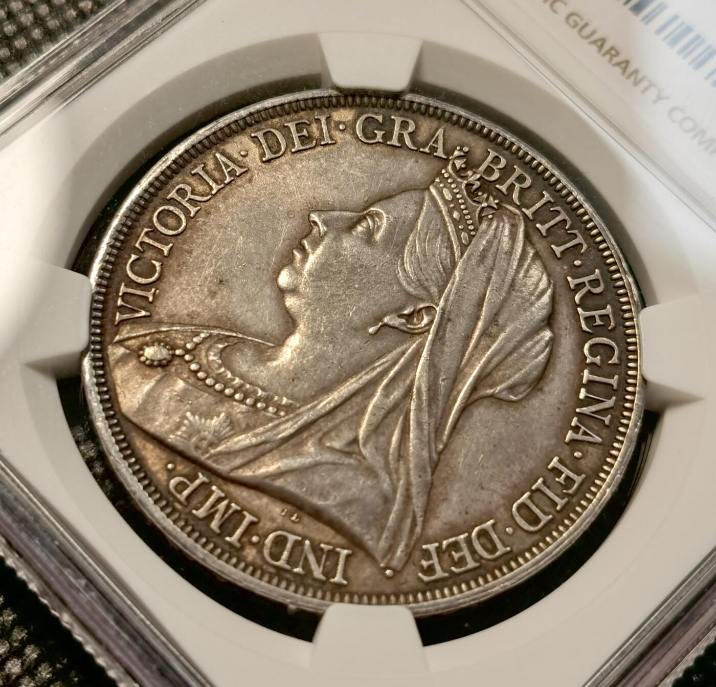 甄臻铺-世界币章拍卖（第38期）立冬小精品场，送拍享返佣金等优惠多多 NGC-MS62 1893奶奶英国维多利亚女王披纱马剑克朗，欧洲老酱彩，高点很好基本看不出磨损，比一些63高点还好