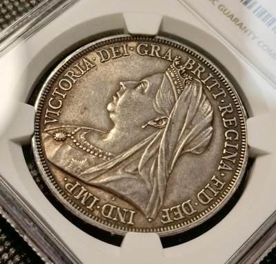 甄臻铺-世界币章拍卖（第38期）立冬小精品场，送拍享返佣金等优惠多多 NGC-MS62 1893年英国维多利亚女王披纱马剑克朗，欧洲老酱彩，高点很好基本看不出磨损，比一些63高点还好