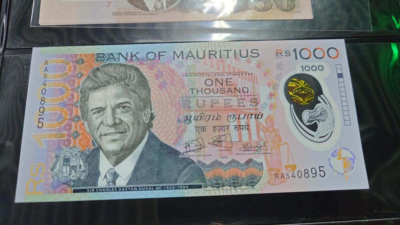世界钱币～微拍第213期暨2025年第53期  部分库存清仓选号 2024年毛里求斯1000卢比 塑料钞罕见首发RA冠 全新绝品尾号895