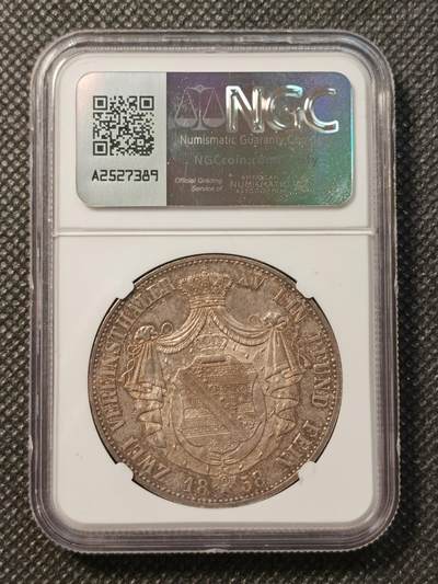 甄臻铺-世界币章拍卖（第38期）立冬小精品场，送拍享返佣金等优惠多多 NGC-AU58 1858年萨克森流通盾徽2泰勒 37克的大银币 欧洲五彩老包浆 背面状态很好 重彩影响了评分 未流通的状态