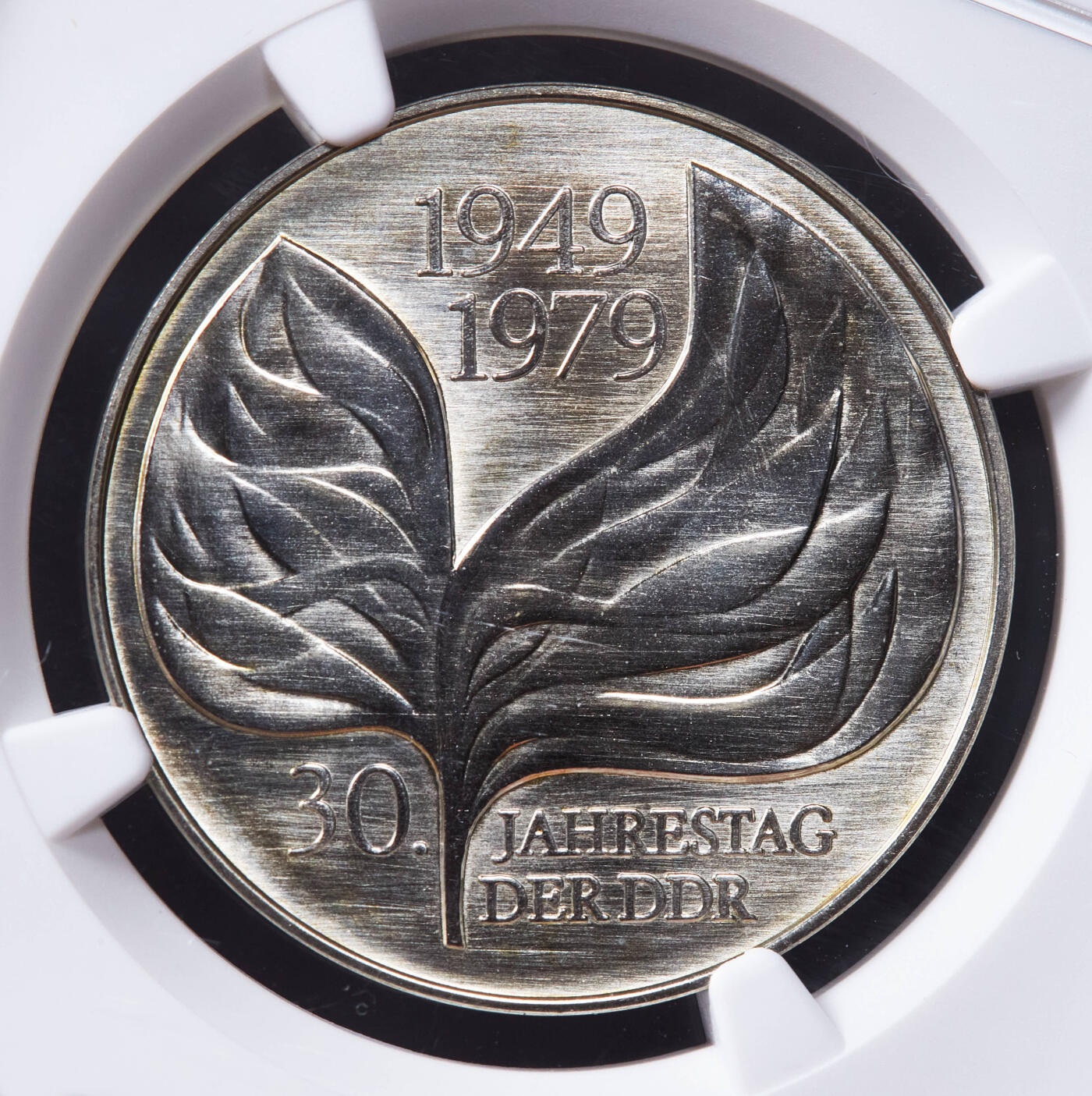 【俄甄集藏】2025年(044)11-12星期三晚 19:30 全场包邮 民主德国（东德）1979年A版纪念共和国成立30周年20马克铜镍样币，NGC MS66，第四名，重15克，发行量10000枚，稀少品种