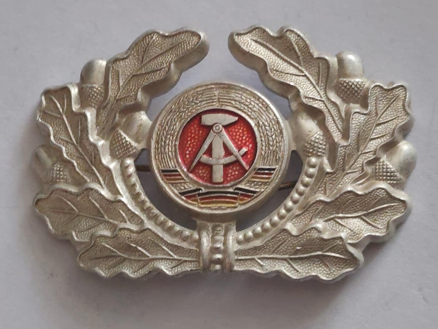 荷兰第128期勋赏拍卖 民主德国军官帽徽