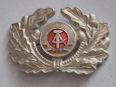 荷兰第128期勋赏拍卖 - 民主德国军官帽徽