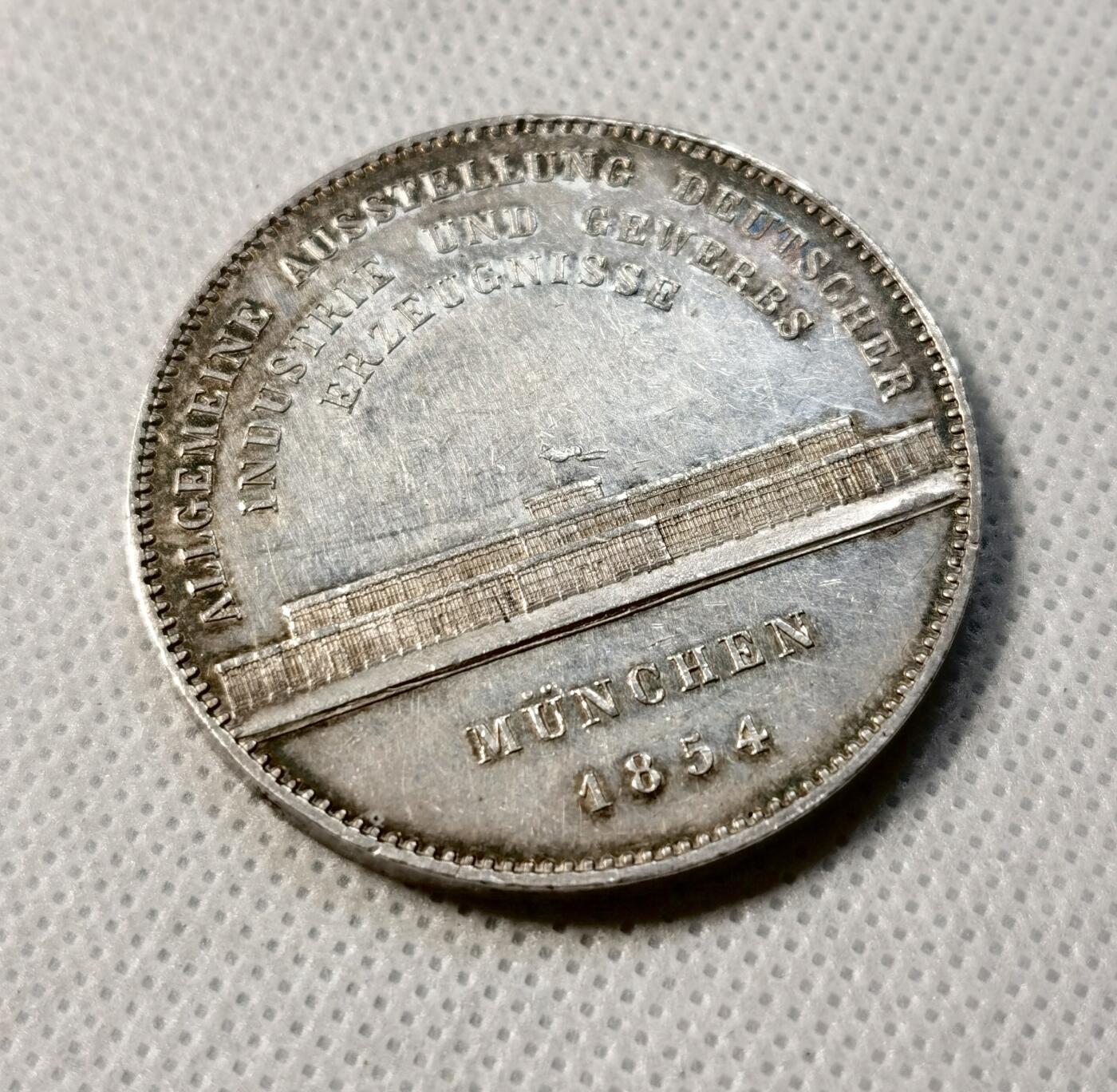 甄臻铺-世界币章拍卖（第38期）立冬小精品场，送拍享返佣金等优惠多多 1854年巴伐利亚马克西米利安二世水晶宫历史2泰勒 相较尺寸独树一帜的路一历史2T 规格回归流通2T的马二历史系列 水晶宫绝对是其中绕不开的品种，国内少见的好品裸币