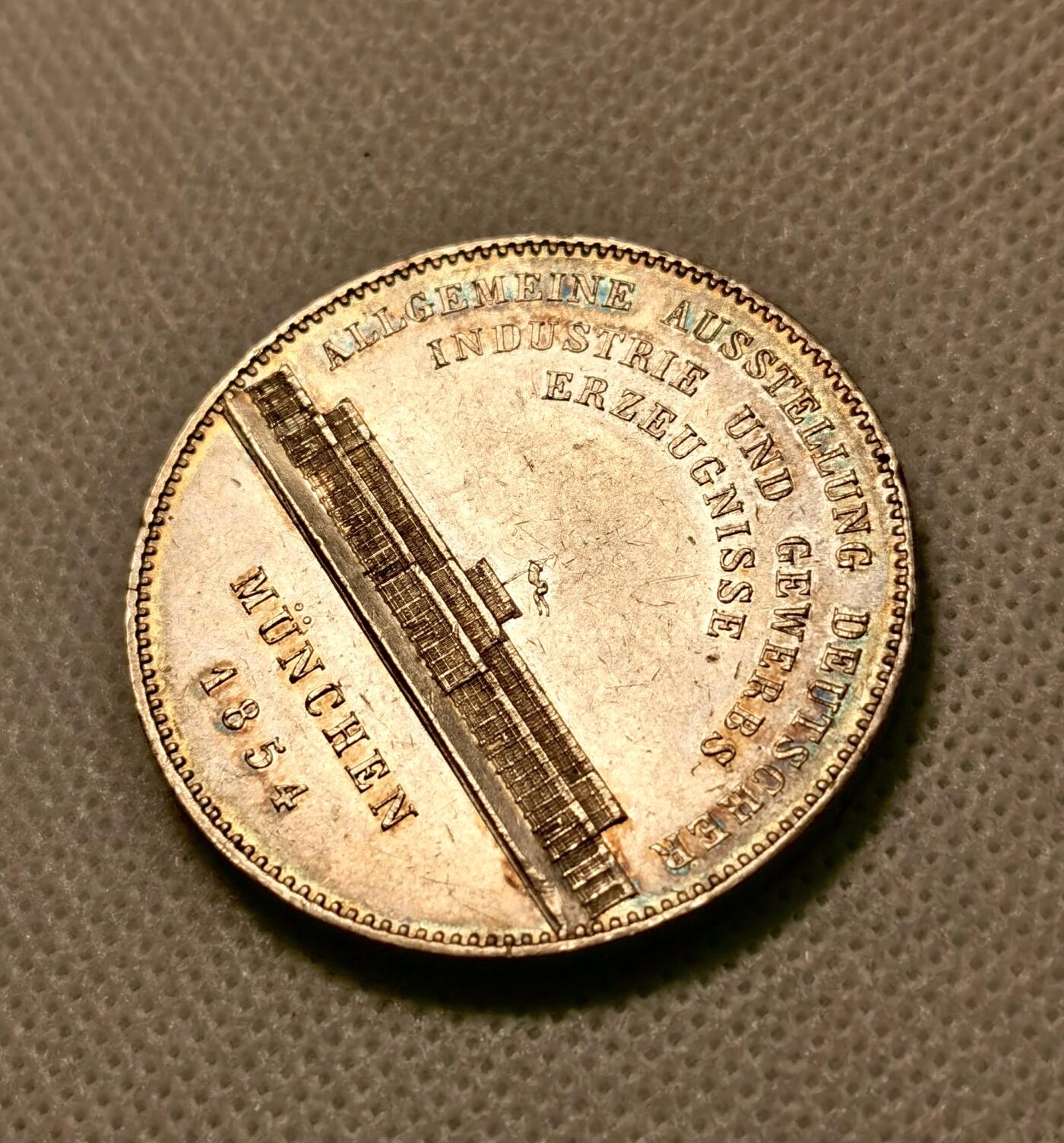 甄臻铺-世界币章拍卖（第38期）立冬小精品场，送拍享返佣金等优惠多多 1854年巴伐利亚马克西米利安二世水晶宫历史2泰勒 相较尺寸独树一帜的路一历史2T 规格回归流通2T的马二历史系列 水晶宫绝对是其中绕不开的品种，国内少见的好品裸币