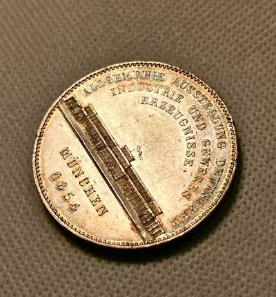 甄臻铺-世界币章拍卖（第38期）立冬小精品场，送拍享返佣金等优惠多多 1854年巴伐利亚马克西米利安二世水晶宫历史2泰勒 相较尺寸独树一帜的路一历史2T 规格回归流通2T的马二历史系列 水晶宫绝对是其中绕不开的品种，国内少见的好品裸币