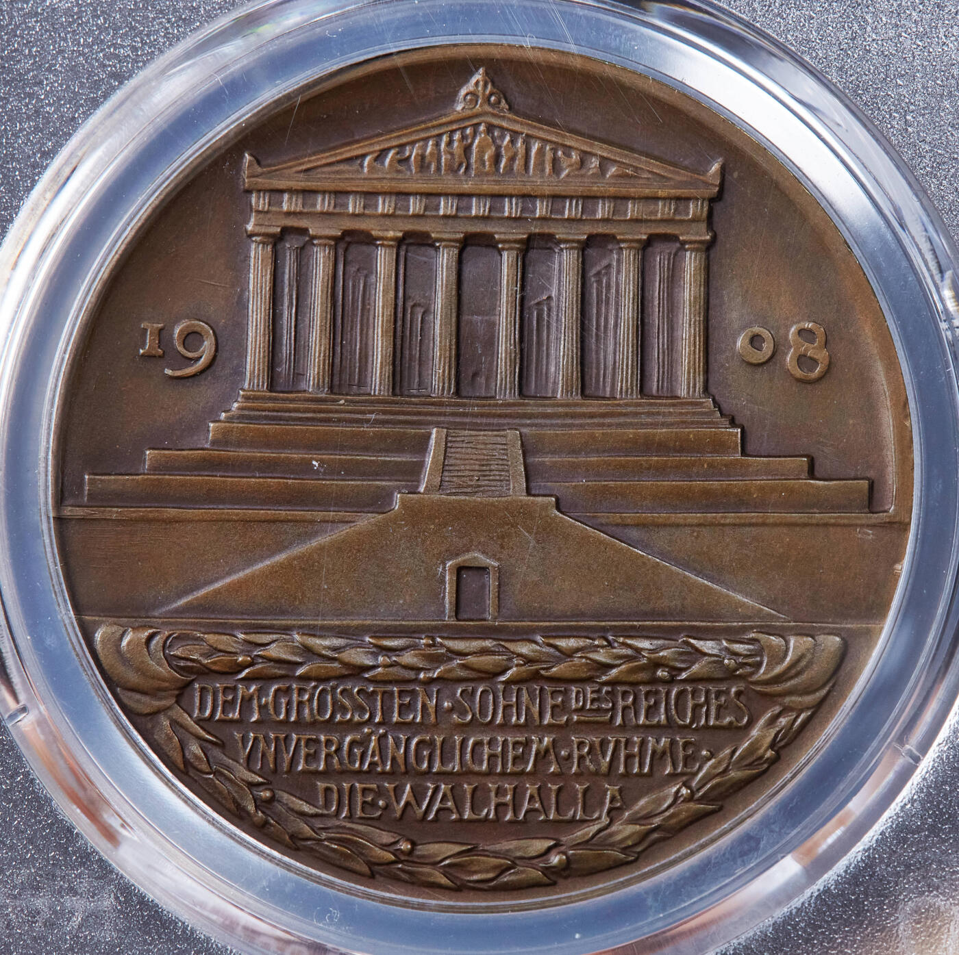 【俄甄集藏】2025年(044)11-12星期三晚 19:30 全场包邮 德国1908年纪念铁血宰相俾斯麦灵柩入驻瓦尔哈拉神殿大铜章，PSGS SP64，卡尔·哥茨作品，高浮雕，唯一冠军分数，稀少品种