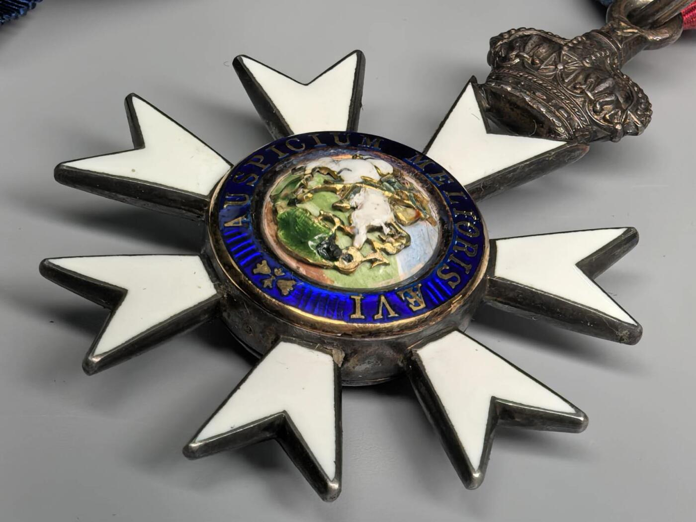 小驴勋章奖章收藏11月8日周六晚6点拍卖（珍爱和平，收藏战争，铭记历史，勿忘国耻，忠党爱国。有偿代拍，送拍规则在简介最后，参拍须阅读规则后再参拍，关系到运费包装发货时效真假辨别等关键信息，拍卖时不再发原图，看大图店主微信码在最后拍品里） 英国三等爵士颈授最卓越的圣米切尔及圣乔治勋章带盒（The Most Distinguished Order of Saint Michael and Saint George），银质镀金珐琅，屠龙屠鬼珐琅是镶嵌在一个类似球状的整体上会同时晃动，屠龙一面白马前后腿有非常小的白色修补痕迹（图中颜色有一定区别可识别），少见