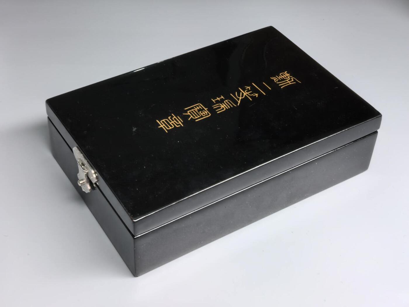 小驴勋章奖章收藏11月8日周六晚6点拍卖（珍爱和平，收藏战争，铭记历史，勿忘国耻，忠党爱国。有偿代拍，送拍规则在简介最后，参拍须阅读规则后再参拍，关系到运费包装发货时效真假辨别等关键信息，拍卖时不再发原图，看大图店主微信码在最后拍品里） 勋二等瑞宝章带盒带略，银质镀金七宝烧