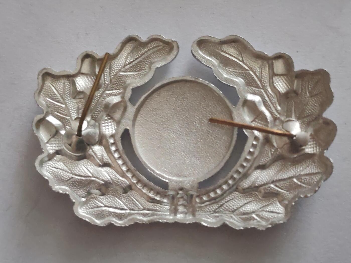 荷兰第128期勋赏拍卖 民主德国军官帽徽