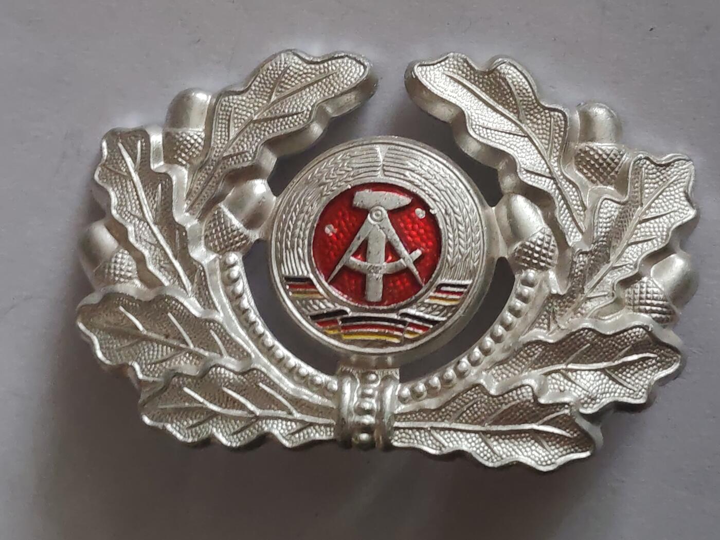 荷兰第128期勋赏拍卖 民主德国军官帽徽