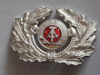 荷兰第128期勋赏拍卖 - 民主德国军官帽徽