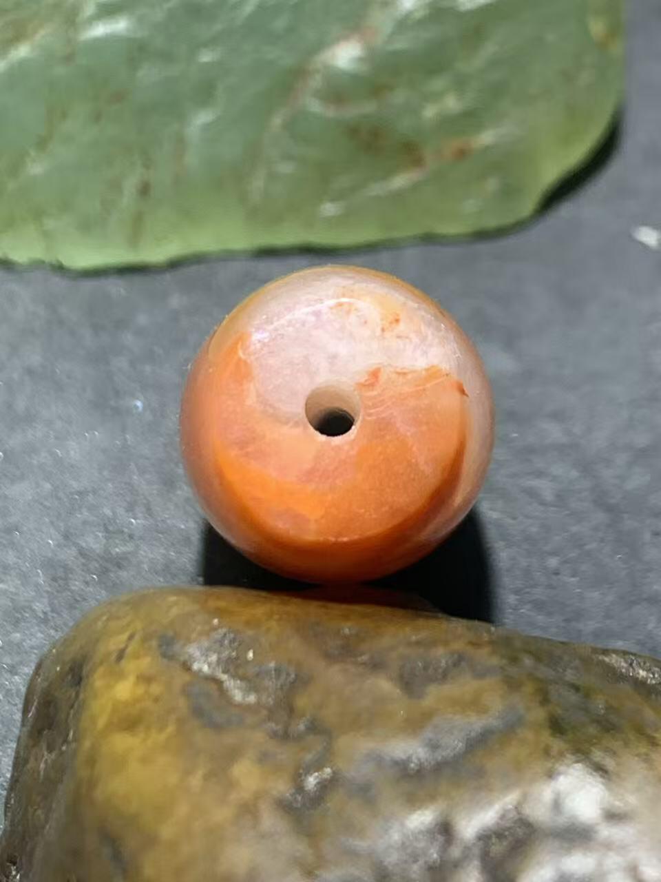 川料冰飘柿子红南红玛瑙随形桶珠一颗！