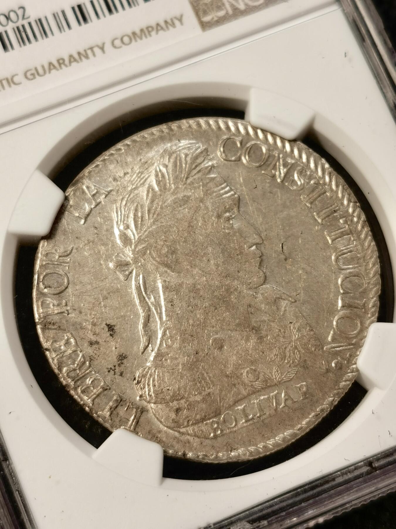 甄臻铺-世界币章拍卖（第38期）立冬小精品场，送拍享返佣金等优惠多多 NGC-AU58 1829年玻利维亚8索尔大银币 难得玻利维亚主币 不是常见的4索尔 8索尔麦稀奇基本没有记录 经典的南美洲品种 正面为民族英雄西蒙·玻利瓦尔 独立革命运动的见证 浓郁南美洲风情