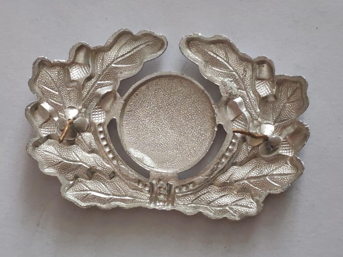 荷兰第128期勋赏拍卖 民主德国军官帽徽