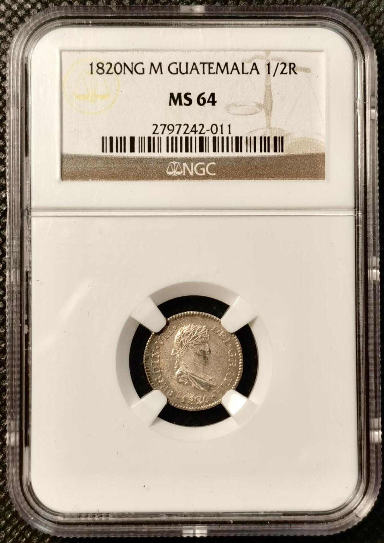 甄臻铺-世界币章拍卖（第38期）立冬小精品场，送拍享返佣金等优惠多多 NGC-MS64 1820年西属危地马拉费迪南七世1/2R小银币 五彩包浆 镜面底板 状态非常好 少见的小面值双柱 足以自藏的一枚 老盒严评 各位藏家把握入手机会 危地马拉比墨西哥 秘鲁 玻利维亚都要少