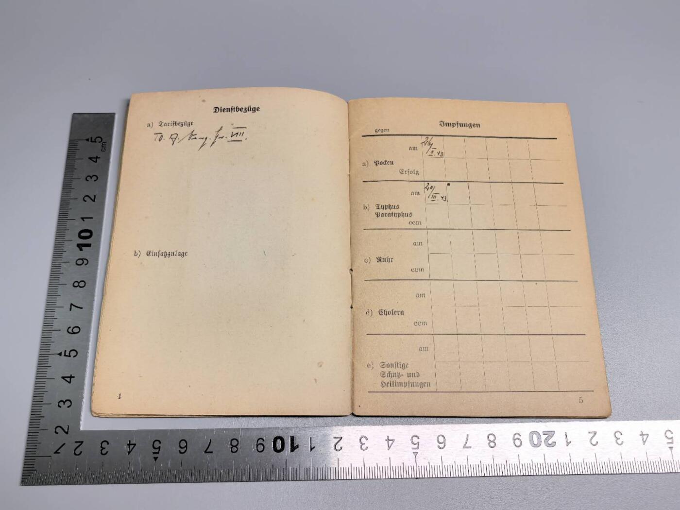 小驴勋章奖章收藏11月8日周六晚6点拍卖（珍爱和平，收藏战争，铭记历史，勿忘国耻，忠党爱国。有偿代拍，送拍规则在简介最后，参拍须阅读规则后再参拍，关系到运费包装发货时效真假辨别等关键信息，拍卖时不再发原图，看大图店主微信码在最后拍品里） 德国陆军女性文职人员的证件，属于乌尔苏拉·胡赫（Ursula Huch），记录了她在波兰卢布林的卫生部门服役的经历，包含战时休假证明、工作身份证、休假申请、陆军女文职人员入伍簿