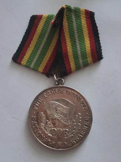 荷兰第128期勋赏拍卖 - 民主德国国家人民军银级圆满服役奖章