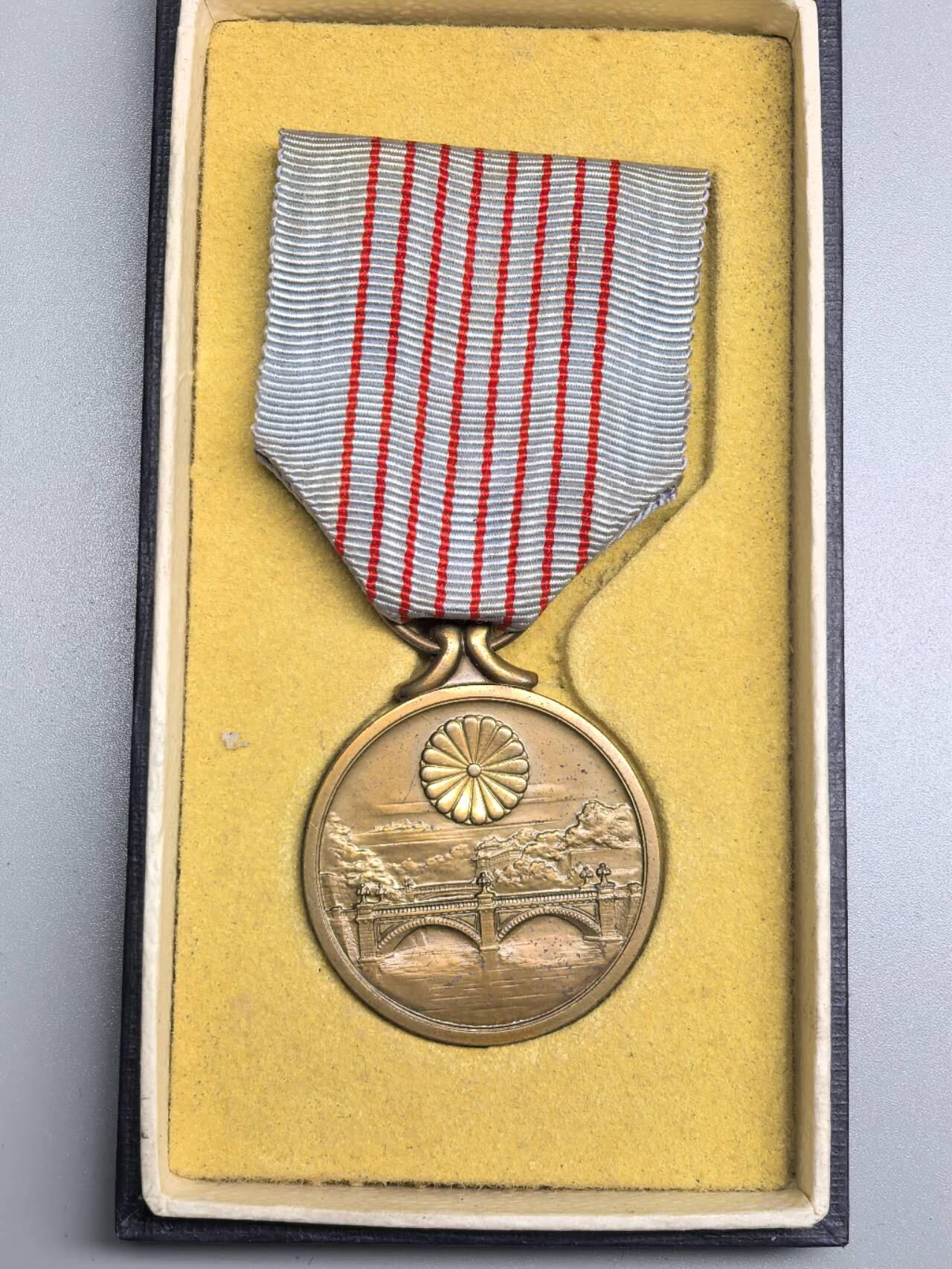 小驴勋章奖章收藏11月8日周六晚6点拍卖（珍爱和平，收藏战争，铭记历史，勿忘国耻，忠党爱国。有偿代拍，送拍规则在简介最后，参拍须阅读规则后再参拍，关系到运费包装发货时效真假辨别等关键信息，拍卖时不再发原图，看大图店主微信码在最后拍品里） 纪元二千六百年祝典纪念章带盒