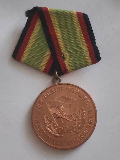 荷兰第128期勋赏拍卖 - 民主德国国家人民军铜级圆满服役奖章