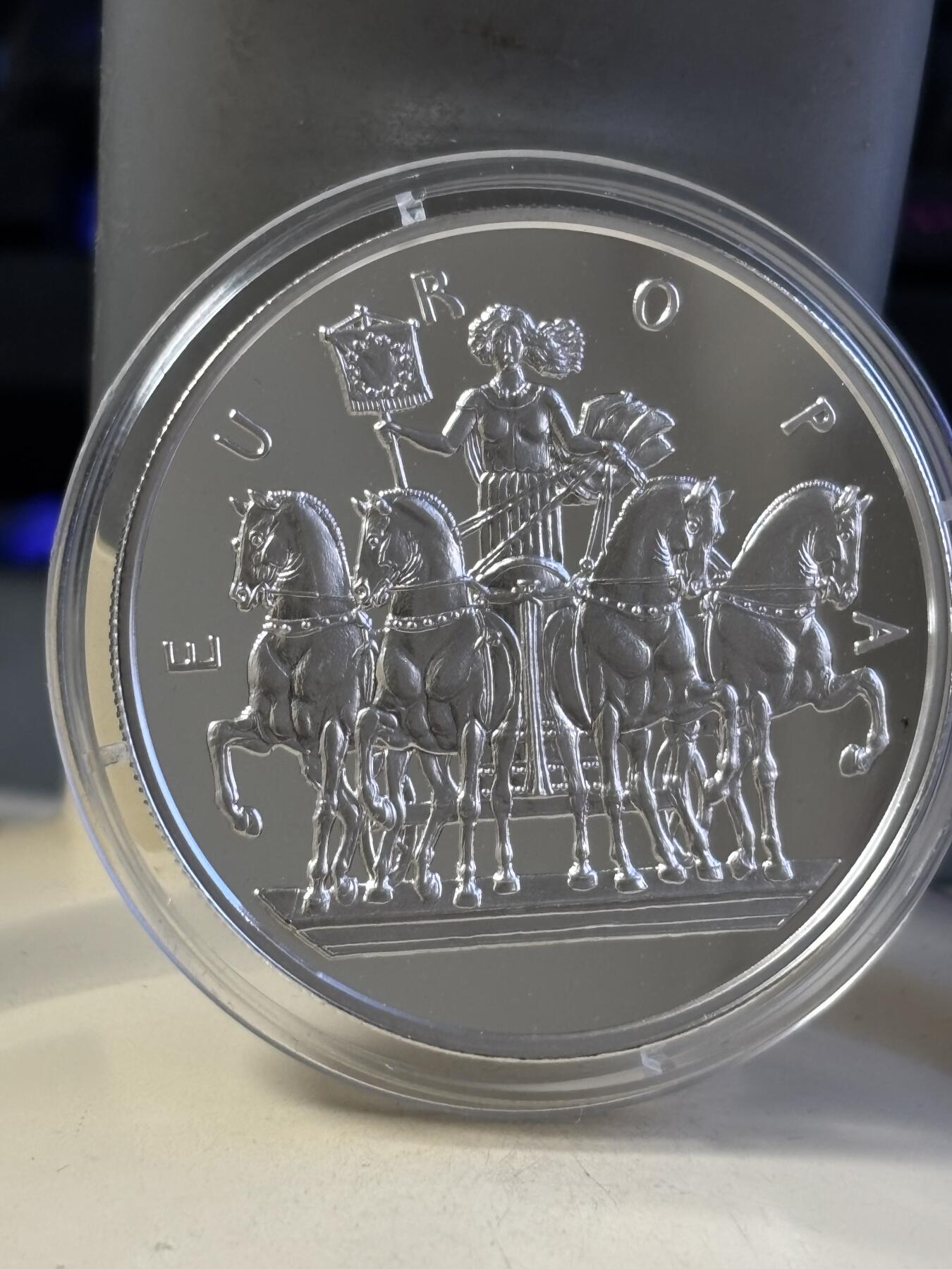 第181期拍卖 获奖安道尔1998年欧罗巴女神驾驭战车纪念银币，925银，31.47克，获得克劳斯2000年度最佳艺术币大奖