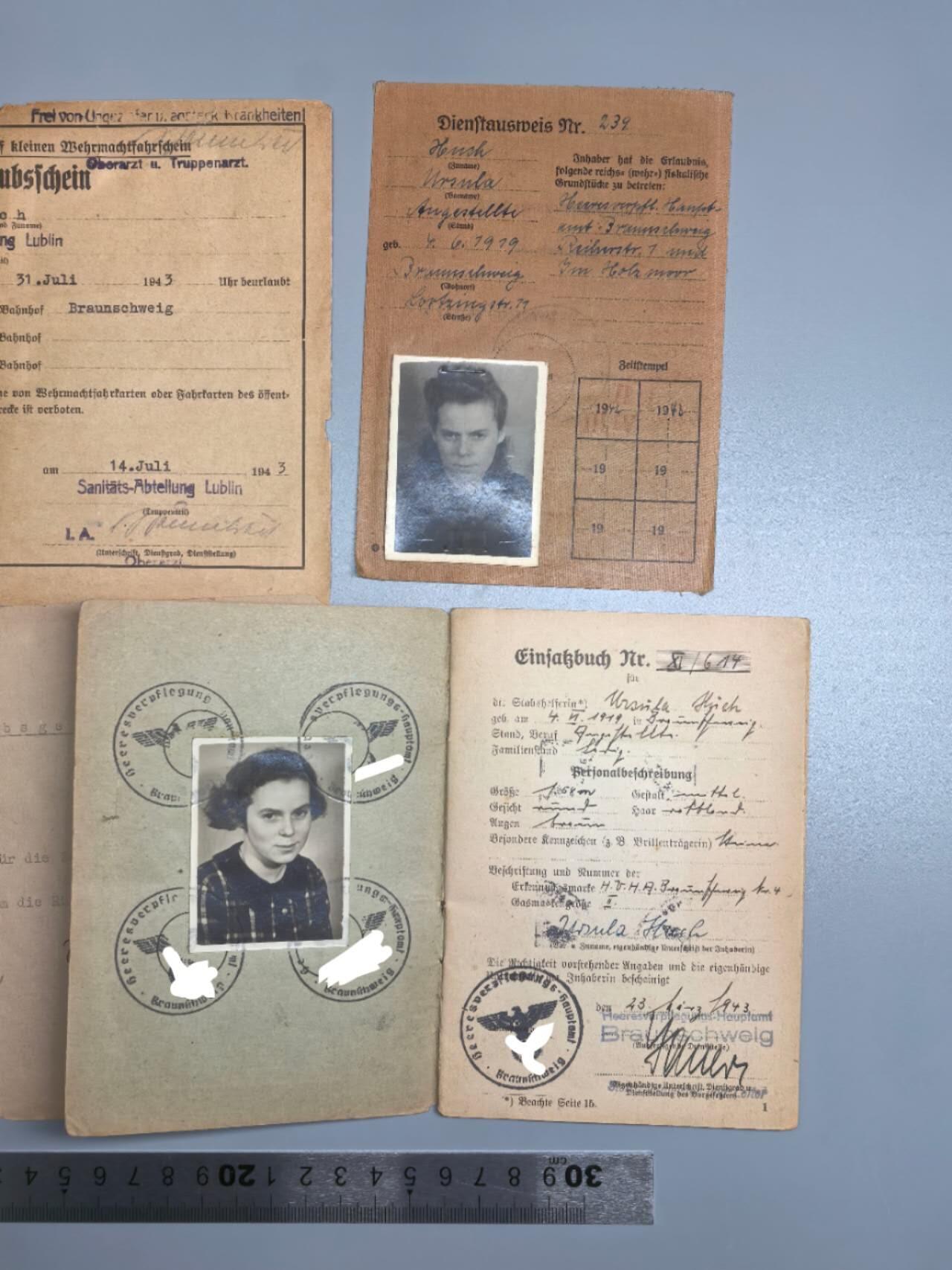小驴勋章奖章收藏11月8日周六晚6点拍卖（珍爱和平，收藏战争，铭记历史，勿忘国耻，忠党爱国。有偿代拍，送拍规则在简介最后，参拍须阅读规则后再参拍，关系到运费包装发货时效真假辨别等关键信息，拍卖时不再发原图，看大图店主微信码在最后拍品里） 德国陆军女性文职人员的证件，属于乌尔苏拉·胡赫（Ursula Huch），记录了她在波兰卢布林的卫生部门服役的经历，包含战时休假证明、工作身份证、休假申请、陆军女文职人员入伍簿